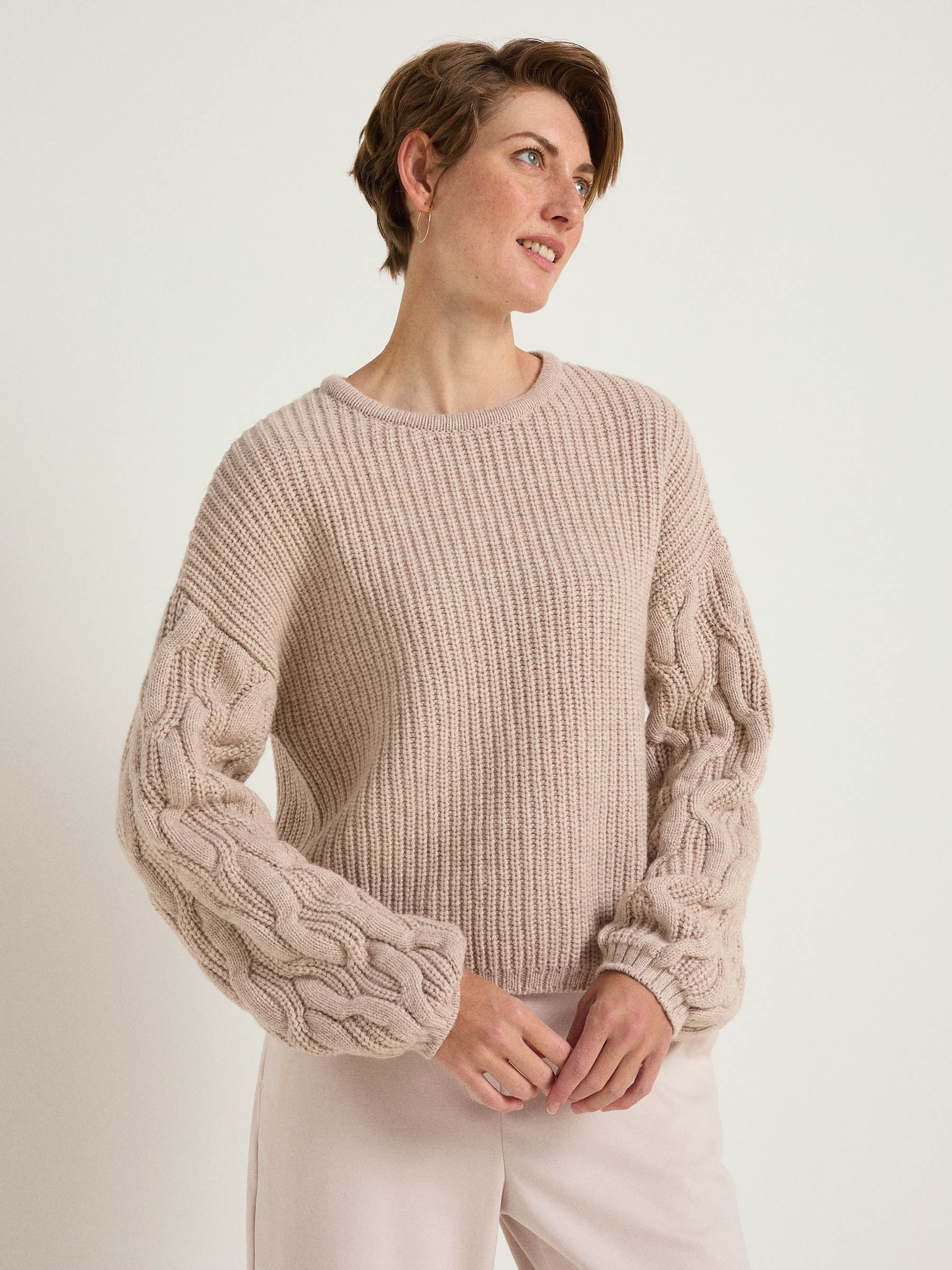 Cable-knit sweater (GOTS)