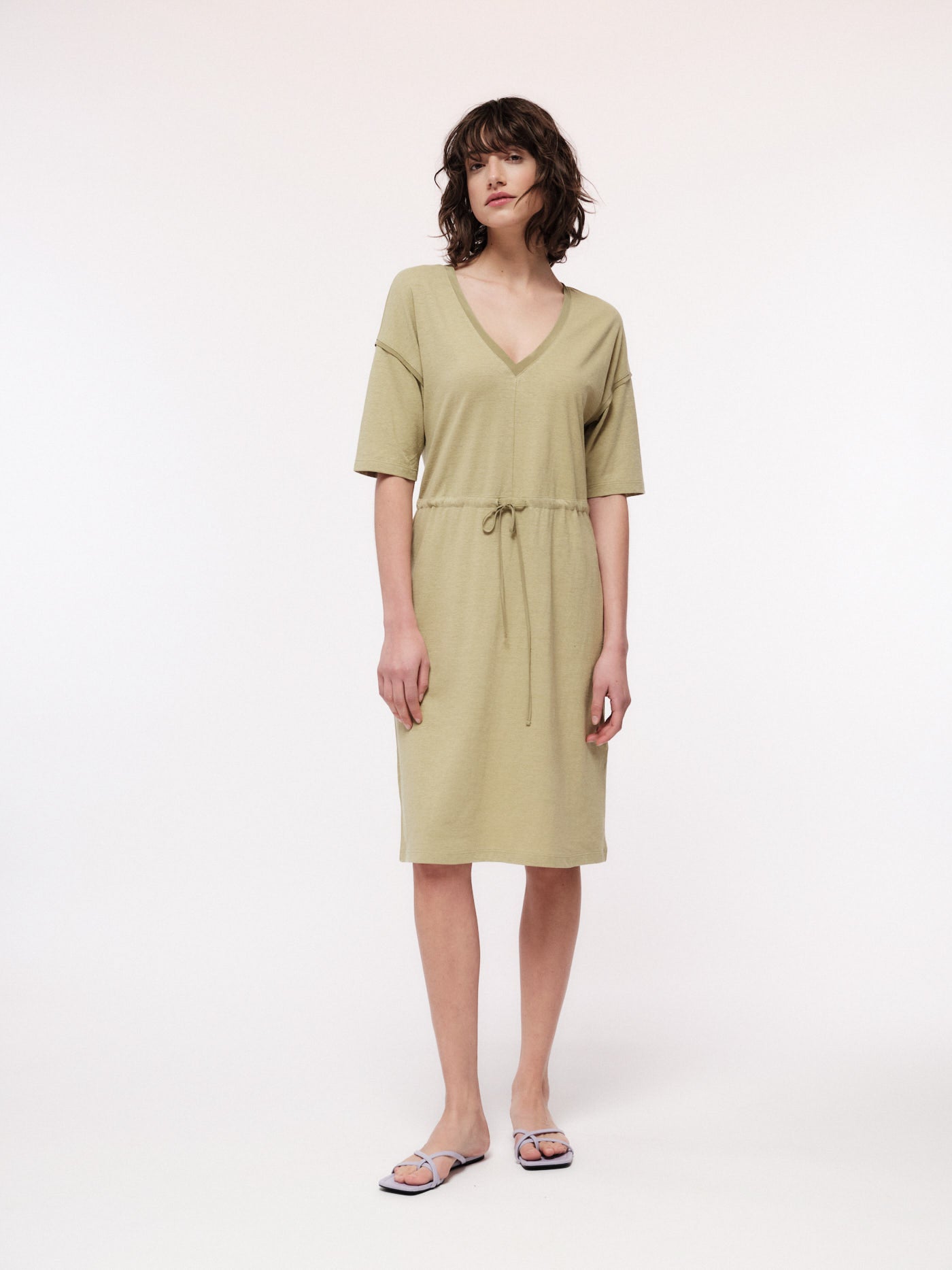 Kleid mit V-Ausschnitt und Seidendetails (OCS)