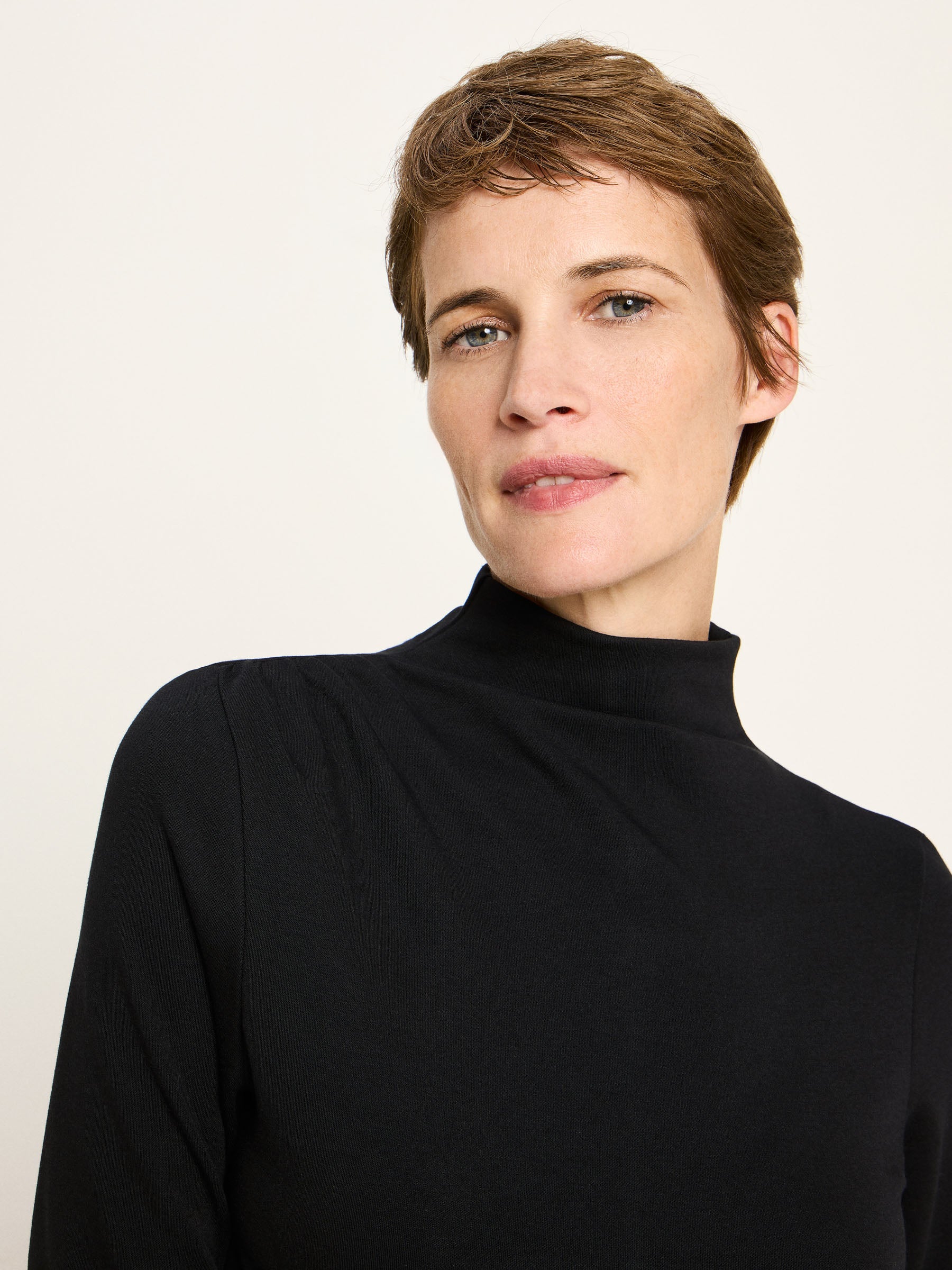 Shirt with stand-up collar