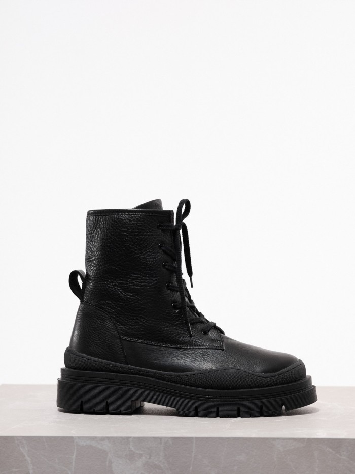 Lace-up boots with zipper in black 