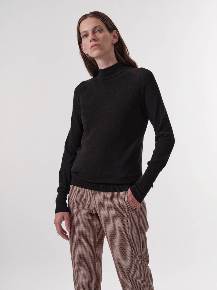Turtleneck sweater made of organic cotton - black