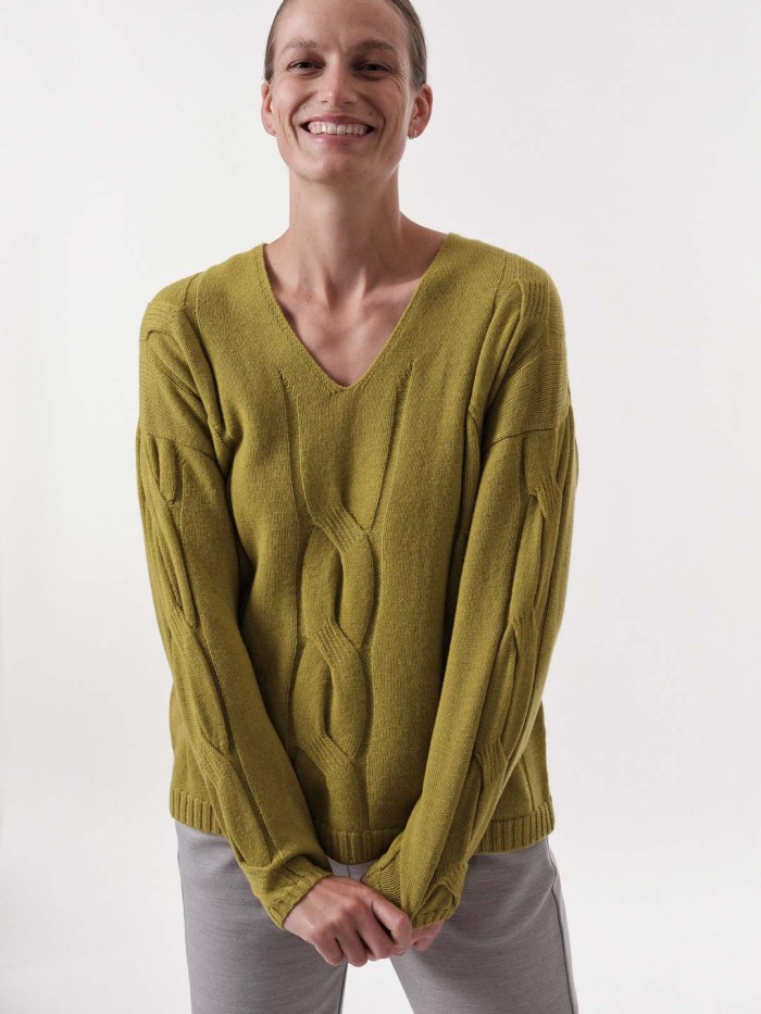 Knitted sweater with cable stitch 