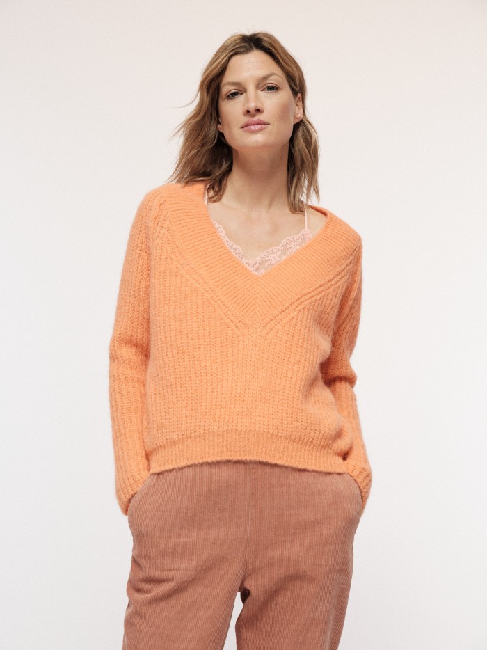 Hochwertiger Pullover mit V-Ausschnitt aus Alpakawolle