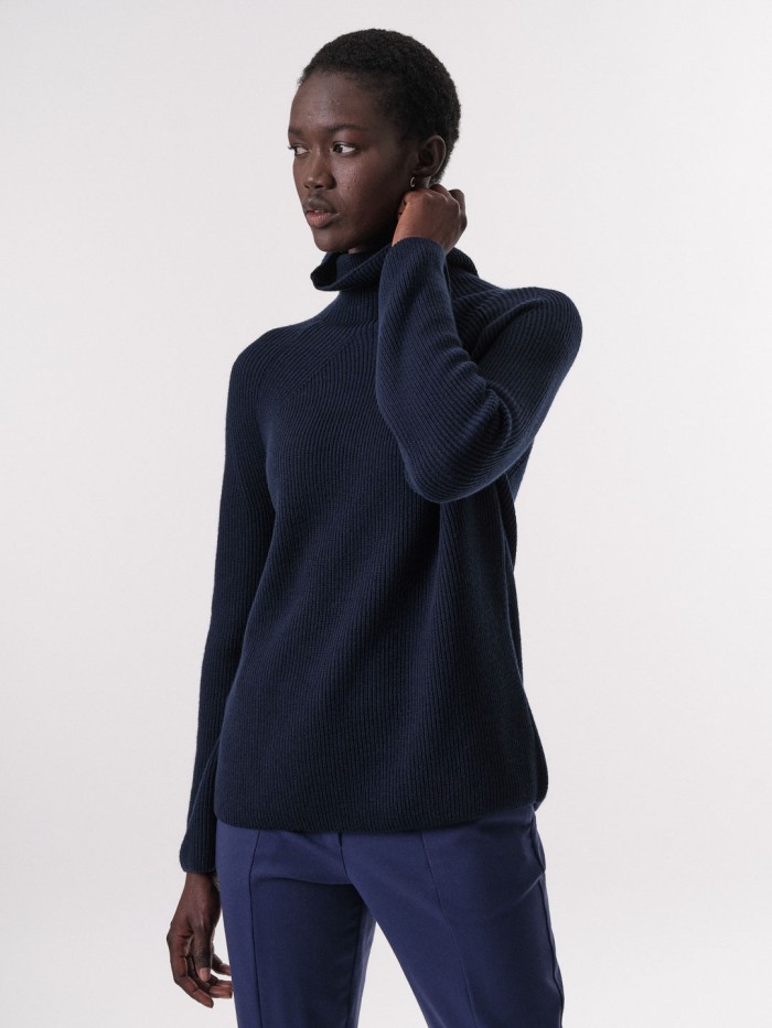Ribbed sweater made from organic new wool and organic cotton - midnight