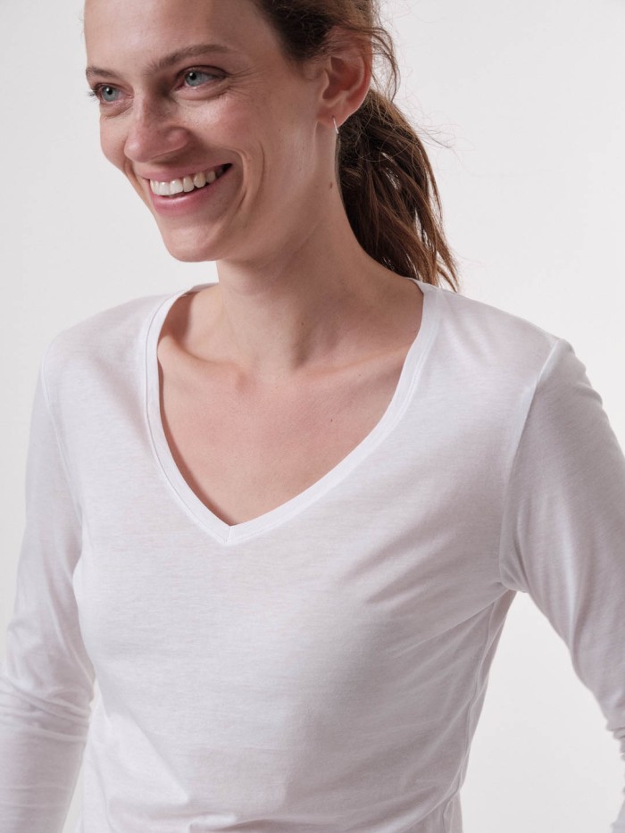 Shirt mit V-Ausschnitt aus Bio-Baumwolle - white