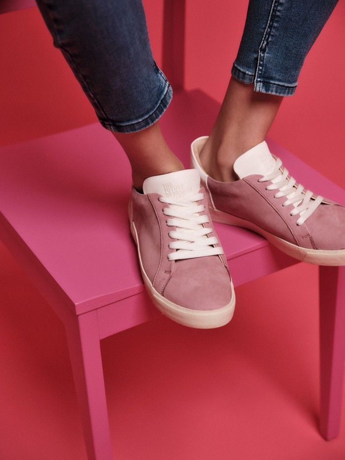 Light sneakers made from vegetable tanned leather