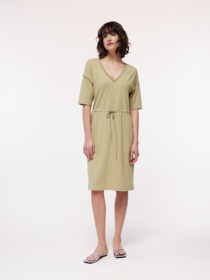 Kleid mit V-Ausschnitt aus Hanf & Bio-Baumwolle