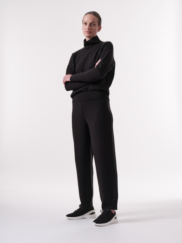 Knitted trousers made of organic new wool - black
